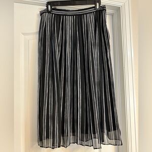 Black and white striped Banana Republic factory skirt, size 4.